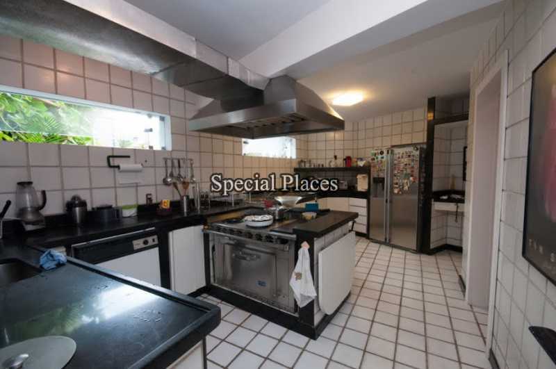 Conheça copa cozinha do imóvel - Casa em Condomínio Barra, Quintas do Rio, Barra da Tijuca, Rio de Janeiro, RJ Para Alugar, 4 Quartos, 660m² - LOC1247 - 9 copa cozinha