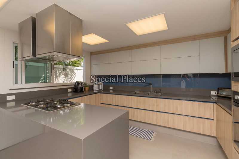 Conheça COZINHA COM ILHA do imóvel - Casa À Venda no Condomínio Barra, Santa Marina - Barra da Tijuca - Rio de Janeiro - RJ - BAC3507 - 20 COZINHA COM ILHA