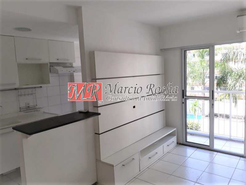Conheça 01 sala. do imóvel - Nas Nuvens Cond Clube, AP 2qts, varanda, vaga, piscina. - VLAP20323 - 1 01 sala. - Nas Nuvens Cond Clube, AP 2qts, varanda, vaga, piscina. - VLAP20323 - 1