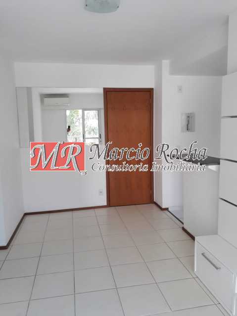 Conheça 02 sala. do imóvel - Nas Nuvens Cond Clube, AP 2qts, varanda, vaga, piscina. - VLAP20323 - 4 02 sala. - Nas Nuvens Cond Clube, AP 2qts, varanda, vaga, piscina. - VLAP20323 - 4