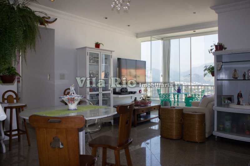 Conheça 1° SALA 1 do imóvel - Cobertura 2 quartos à venda Barra da Tijuca, Rio de Janeiro - R$ 2.000.000 - VCO20012 - 1 1° SALA 1 - Cobertura 2 quartos à venda Barra da Tijuca, Rio de Janeiro - R$ 2.000.000 - VCO20012 - 1