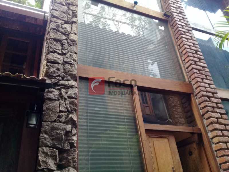 Conheça vista fachada do imóvel - Casa de Vila à venda Rua Gago Coutinho,Laranjeiras, Rio de Janeiro - R$ 750.000 - JBCV10002 - 9 vista fachada - Casa de Vila à venda Rua Gago Coutinho,Laranjeiras, Rio de Janeiro - R$ 750.000 - JBCV10002 - 9