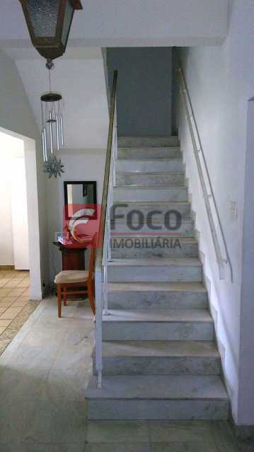 Conheça ESCADA LINEAR do imóvel - FLCA60010 - 3 ESCADA LINEAR - FLCA60010 - 3