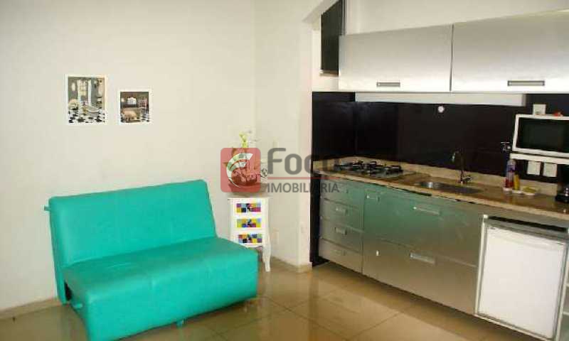 Conheça SALA do imóvel - Posto 6 a uma quadra da Praia. Conjugadão dividido em quarto e sala. Pertinho do Metrô Cantagalo. - JBKI00075 - 3 SALA - Posto 6 a uma quadra da Praia. Conjugadão dividido em quarto e sala. Pertinho do Metrô Cantagalo. - JBKI00075 - 3