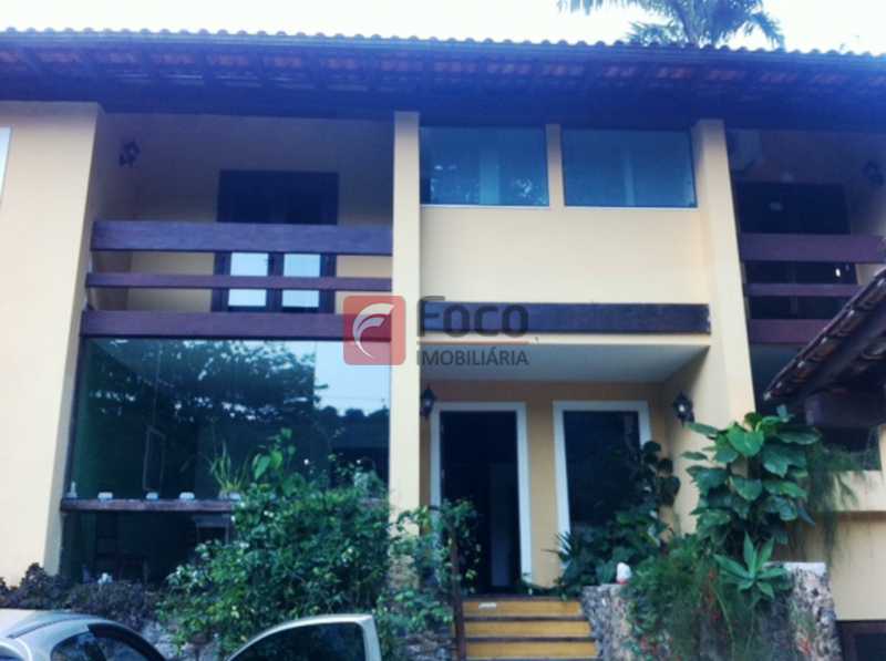 Conheça FACHADA do imóvel - Ampla Casa no Meio do Verde - 482 m2 no Iptu - 04 Salas, 05 dormitórios (3 suítes) - Piscina, Sauna e Lindo Jardim - JBCA50011 - 5 FACHADA - Ampla Casa no Meio do Verde - 482 m2 no Iptu - 04 Salas, 05 dormitórios (3 suítes) - Piscina, Sauna e Lindo Jardim - JBCA50011 - 5