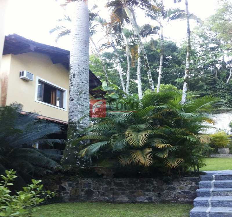 Conheça JARDINS do imóvel - Ampla Casa no Meio do Verde - 482 m2 no Iptu - 04 Salas, 05 dormitórios (3 suítes) - Piscina, Sauna e Lindo Jardim - JBCA50011 - 8 JARDINS - Ampla Casa no Meio do Verde - 482 m2 no Iptu - 04 Salas, 05 dormitórios (3 suítes) - Piscina, Sauna e Lindo Jardim - JBCA50011 - 8