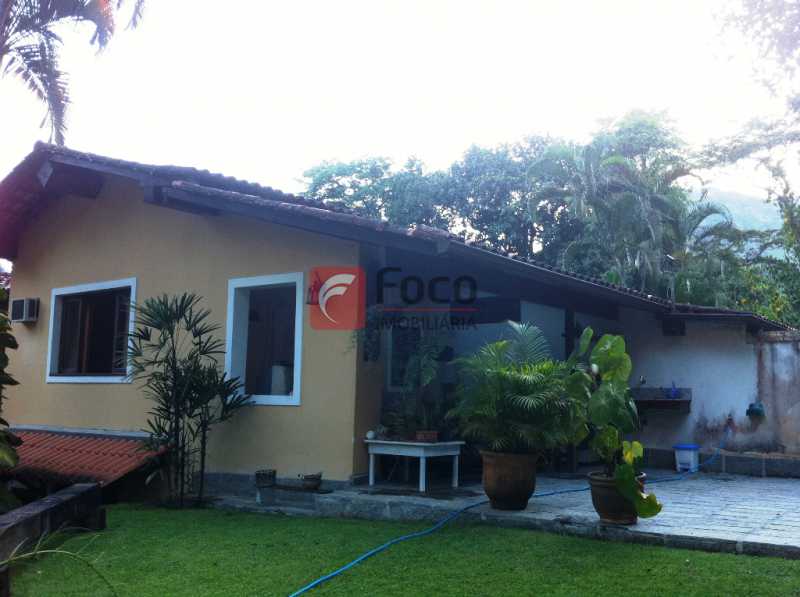 Conheça JARDINS do imóvel - Ampla Casa no Meio do Verde - 482 m2 no Iptu - 04 Salas, 05 dormitórios (3 suítes) - Piscina, Sauna e Lindo Jardim - JBCA50011 - 10 JARDINS - Ampla Casa no Meio do Verde - 482 m2 no Iptu - 04 Salas, 05 dormitórios (3 suítes) - Piscina, Sauna e Lindo Jardim - JBCA50011 - 10