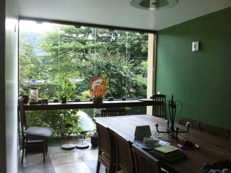 Conheça SALA do imóvel - Ampla Casa no Meio do Verde - 482 m2 no Iptu - 04 Salas, 05 dormitórios (3 suítes) - Piscina, Sauna e Lindo Jardim - JBCA50011 - 11 SALA - Ampla Casa no Meio do Verde - 482 m2 no Iptu - 04 Salas, 05 dormitórios (3 suítes) - Piscina, Sauna e Lindo Jardim - JBCA50011 - 11