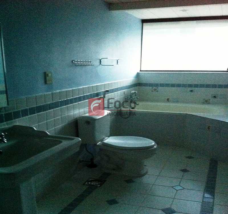 Conheça BANHEIRO do imóvel - Ampla Casa no Meio do Verde - 482 m2 no Iptu - 04 Salas, 05 dormitórios (3 suítes) - Piscina, Sauna e Lindo Jardim - JBCA50011 - 12 BANHEIRO - Ampla Casa no Meio do Verde - 482 m2 no Iptu - 04 Salas, 05 dormitórios (3 suítes) - Piscina, Sauna e Lindo Jardim - JBCA50011 - 12