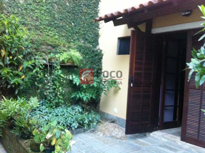Conheça ENTRADA do imóvel - Ampla Casa no Meio do Verde - 482 m2 no Iptu - 04 Salas, 05 dormitórios (3 suítes) - Piscina, Sauna e Lindo Jardim - JBCA50011 - 14 ENTRADA - Ampla Casa no Meio do Verde - 482 m2 no Iptu - 04 Salas, 05 dormitórios (3 suítes) - Piscina, Sauna e Lindo Jardim - JBCA50011 - 14