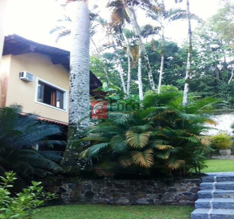 Conheça JARDINS do imóvel - Ampla Casa no Meio do Verde - 482 m2 no Iptu - 04 Salas, 05 dormitórios (3 suítes) - Piscina, Sauna e Lindo Jardim - JBCA50011 - 15 JARDINS - Ampla Casa no Meio do Verde - 482 m2 no Iptu - 04 Salas, 05 dormitórios (3 suítes) - Piscina, Sauna e Lindo Jardim - JBCA50011 - 15