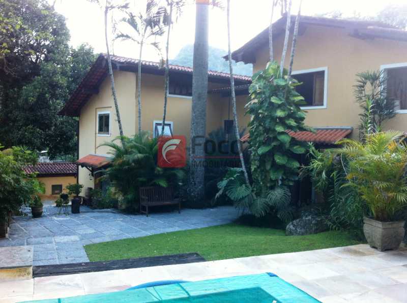 Conheça PISCINA do imóvel - Ampla Casa no Meio do Verde - 482 m2 no Iptu - 04 Salas, 05 dormitórios (3 suítes) - Piscina, Sauna e Lindo Jardim - JBCA50011 - 17 PISCINA - Ampla Casa no Meio do Verde - 482 m2 no Iptu - 04 Salas, 05 dormitórios (3 suítes) - Piscina, Sauna e Lindo Jardim - JBCA50011 - 17