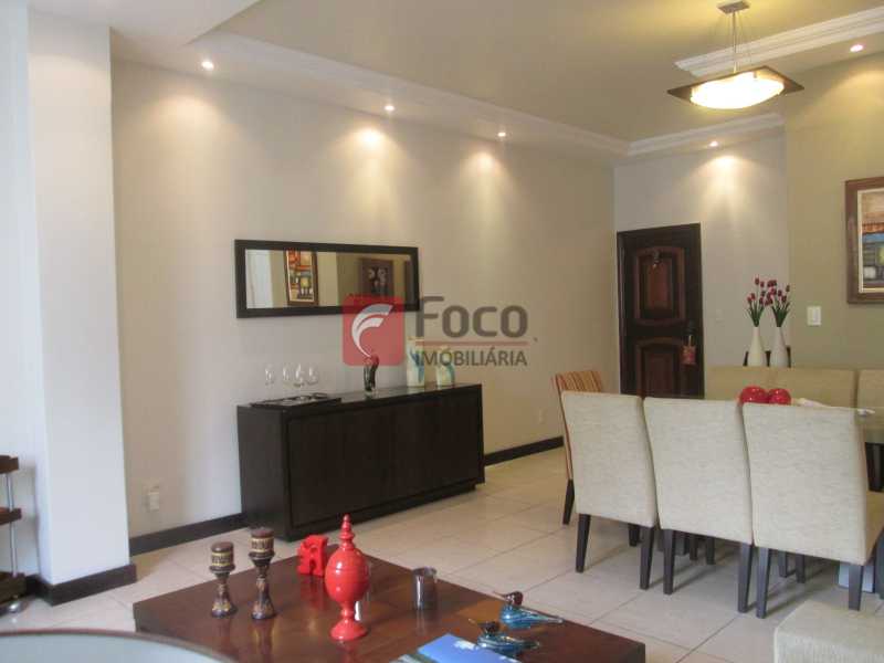 Conheça SALA do imóvel - Amplo Imóvel Junto À Lagoa - Ótimo Prédio Gradeado e Ajardinado - Sala & 3 Qts. Com Dependência - FLAP31658 - 5 SALA - Amplo Imóvel Junto À Lagoa - Ótimo Prédio Gradeado e Ajardinado - Sala & 3 Qts. Com Dependência - FLAP31658 - 5