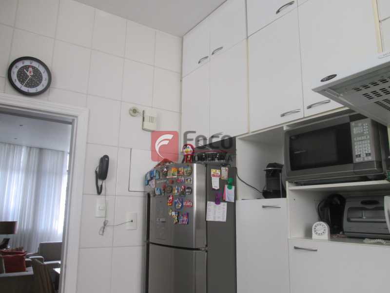 Conheça COZINHA do imóvel - Amplo Imóvel Junto À Lagoa - Ótimo Prédio Gradeado e Ajardinado - Sala & 3 Qts. Com Dependência - FLAP31658 - 19 COZINHA - Amplo Imóvel Junto À Lagoa - Ótimo Prédio Gradeado e Ajardinado - Sala & 3 Qts. Com Dependência - FLAP31658 - 19