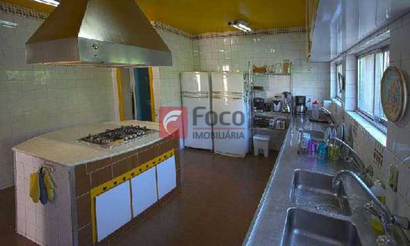 Conheça COZINHA do imóvel - CASA DE ALTO LUXO COM 5 VAGAS EM UM TERRENO DE 876 METROS. - FLCA80004 - 22 COZINHA - CASA DE ALTO LUXO COM 5 VAGAS EM UM TERRENO DE 876 METROS. - FLCA80004 - 22