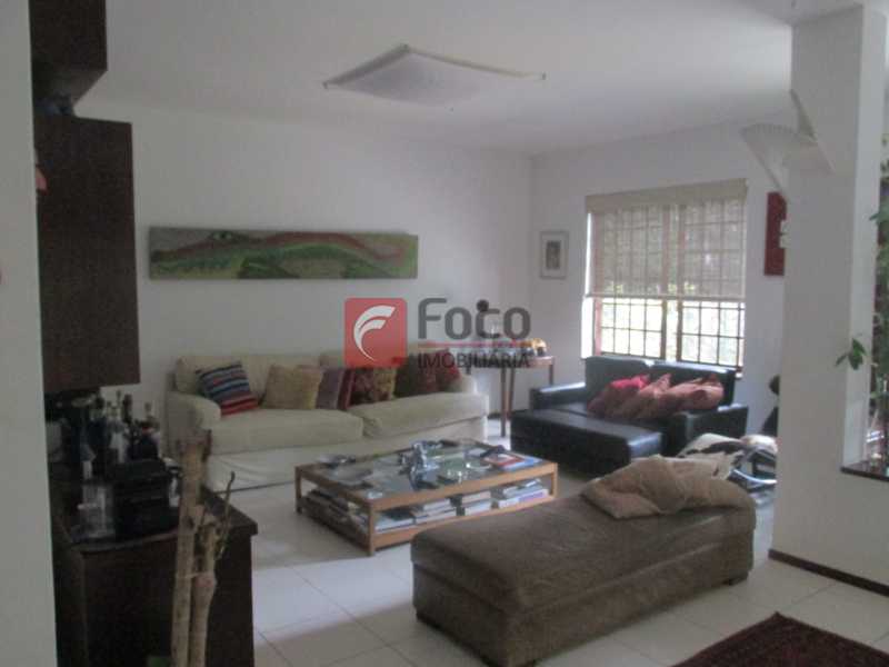 Conheça sala do imóvel - Localização Nobre - Linda Casa cercada de todo verde, piscina, churrasqueira - 05 Vagas - JBCA40020 - 1 sala - Localização Nobre - Linda Casa cercada de todo verde, piscina, churrasqueira - 05 Vagas - JBCA40020 - 1