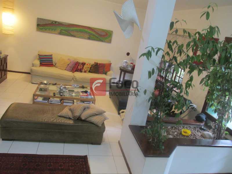 Conheça sala do imóvel - Localização Nobre - Linda Casa cercada de todo verde, piscina, churrasqueira - 05 Vagas - JBCA40020 - 4 sala - Localização Nobre - Linda Casa cercada de todo verde, piscina, churrasqueira - 05 Vagas - JBCA40020 - 4