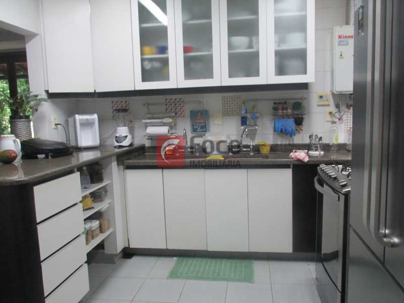 Conheça cozinha do imóvel - Localização Nobre - Linda Casa cercada de todo verde, piscina, churrasqueira - 05 Vagas - JBCA40020 - 7 cozinha - Localização Nobre - Linda Casa cercada de todo verde, piscina, churrasqueira - 05 Vagas - JBCA40020 - 7