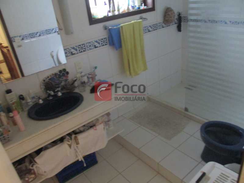 Conheça banheiro suite do imóvel - Localização Nobre - Linda Casa cercada de todo verde, piscina, churrasqueira - 05 Vagas - JBCA40020 - 8 banheiro suite - Localização Nobre - Linda Casa cercada de todo verde, piscina, churrasqueira - 05 Vagas - JBCA40020 - 8