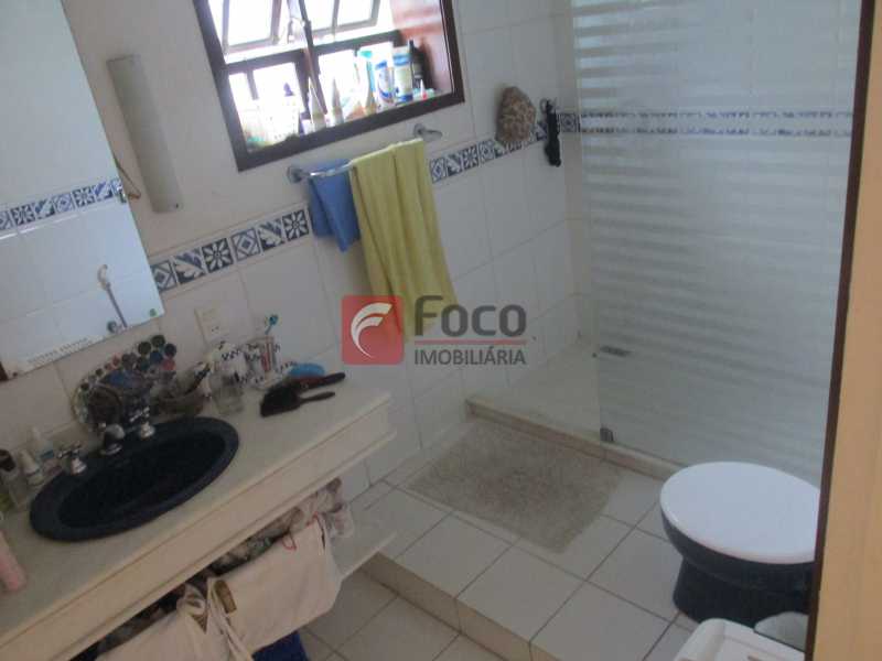 Conheça banheiro suite do imóvel - Localização Nobre - Linda Casa cercada de todo verde, piscina, churrasqueira - 05 Vagas - JBCA40020 - 9 banheiro suite - Localização Nobre - Linda Casa cercada de todo verde, piscina, churrasqueira - 05 Vagas - JBCA40020 - 9