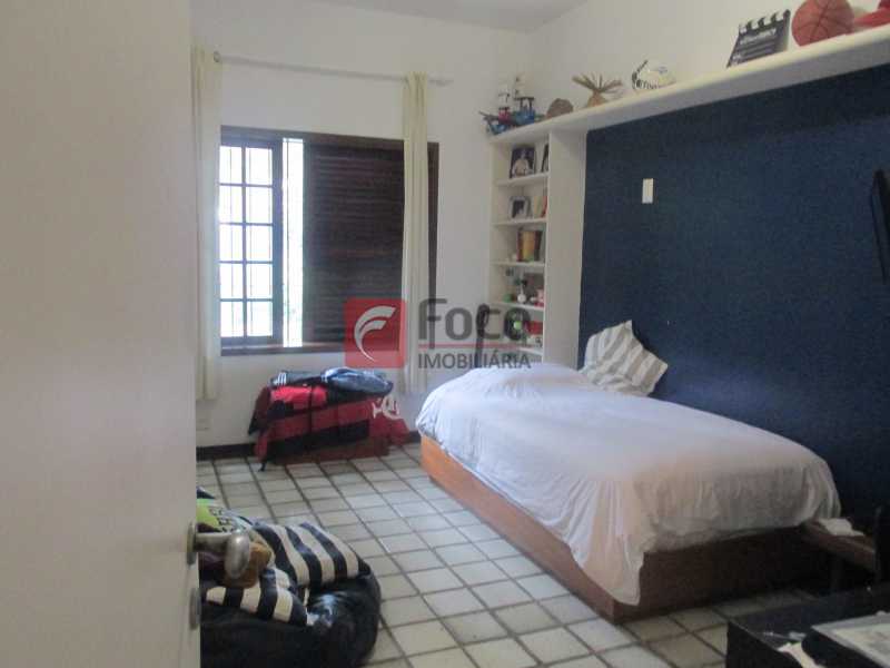 Conheça quarto do imóvel - Localização Nobre - Linda Casa cercada de todo verde, piscina, churrasqueira - 05 Vagas - JBCA40020 - 10 quarto - Localização Nobre - Linda Casa cercada de todo verde, piscina, churrasqueira - 05 Vagas - JBCA40020 - 10