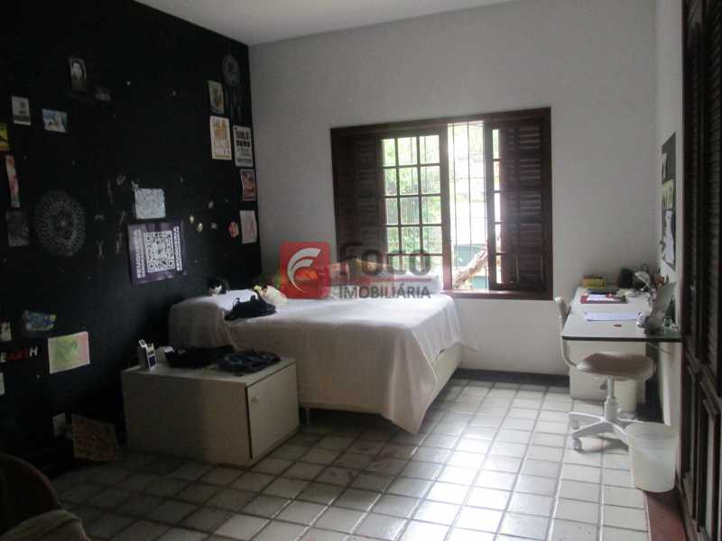 Conheça quarto do imóvel - Localização Nobre - Linda Casa cercada de todo verde, piscina, churrasqueira - 05 Vagas - JBCA40020 - 11 quarto - Localização Nobre - Linda Casa cercada de todo verde, piscina, churrasqueira - 05 Vagas - JBCA40020 - 11