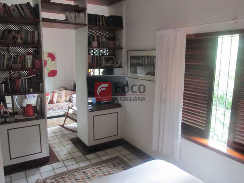 Conheça suite ang 1 do imóvel - Localização Nobre - Linda Casa cercada de todo verde, piscina, churrasqueira - 05 Vagas - JBCA40020 - 13 suite ang 1 - Localização Nobre - Linda Casa cercada de todo verde, piscina, churrasqueira - 05 Vagas - JBCA40020 - 13