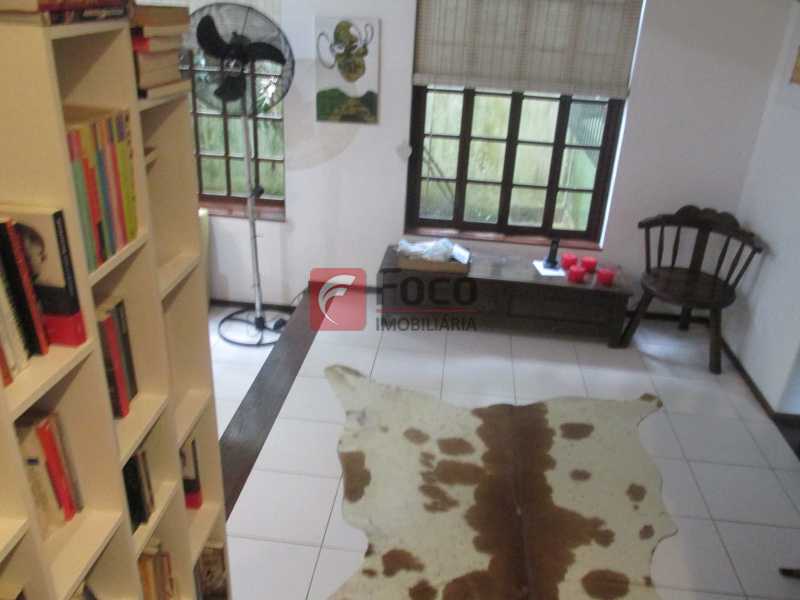 Conheça sala do imóvel - Localização Nobre - Linda Casa cercada de todo verde, piscina, churrasqueira - 05 Vagas - JBCA40020 - 17 sala - Localização Nobre - Linda Casa cercada de todo verde, piscina, churrasqueira - 05 Vagas - JBCA40020 - 17