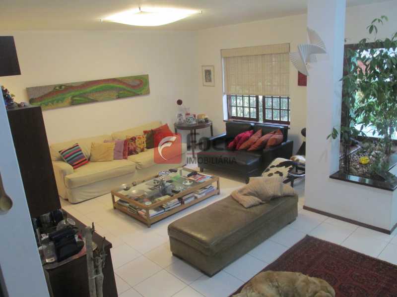 Conheça sala do imóvel - Localização Nobre - Linda Casa cercada de todo verde, piscina, churrasqueira - 05 Vagas - JBCA40020 - 18 sala - Localização Nobre - Linda Casa cercada de todo verde, piscina, churrasqueira - 05 Vagas - JBCA40020 - 18
