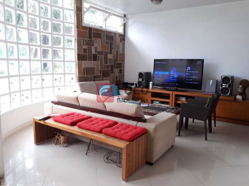 Conheça SALA do imóvel - CASA EM RUA SEM SAÍDA E GUARITA COM SEGURANÇA 24 HORAS. - FLCA60025 - 12 SALA - CASA EM RUA SEM SAÍDA E GUARITA COM SEGURANÇA 24 HORAS. - FLCA60025 - 12