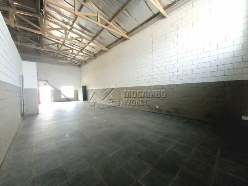 Conheça Pátio coberto do imóvel - Galpão 270m² para alugar Itatiba,SP - R$ 3.200 - FCGA10004 - 20 Pátio coberto - Galpão 270m² para alugar Itatiba,SP - R$ 3.200 - FCGA10004 - 20