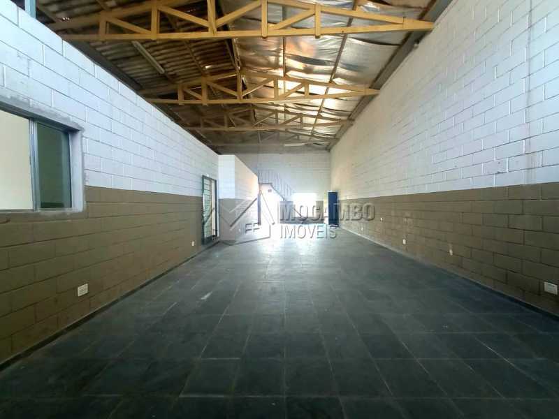 Conheça Pátio coberto do imóvel - Galpão 270m² para alugar Itatiba,SP - R$ 3.200 - FCGA10004 - 21 Pátio coberto - Galpão 270m² para alugar Itatiba,SP - R$ 3.200 - FCGA10004 - 21