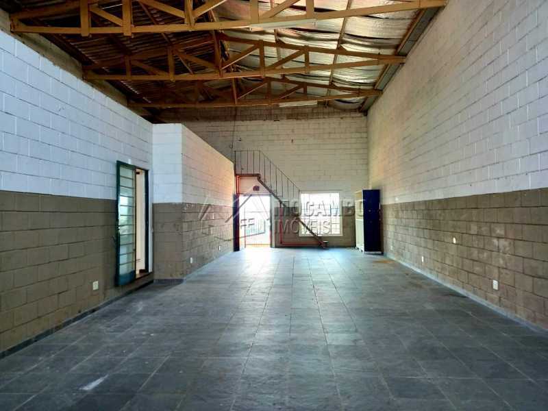 Conheça Pátio coberto do imóvel - Galpão 270m² para alugar Itatiba,SP - R$ 3.200 - FCGA10004 - 22 Pátio coberto - Galpão 270m² para alugar Itatiba,SP - R$ 3.200 - FCGA10004 - 22