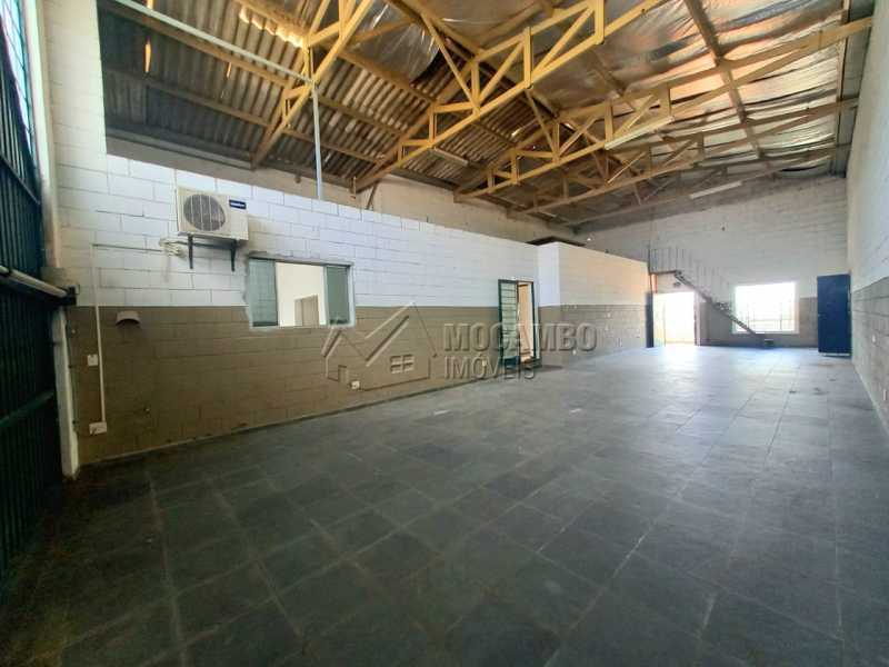 Conheça Pátio coberto do imóvel - Galpão 270m² para alugar Itatiba,SP - R$ 3.200 - FCGA10004 - 23 Pátio coberto - Galpão 270m² para alugar Itatiba,SP - R$ 3.200 - FCGA10004 - 23
