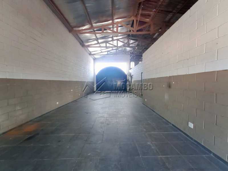 Conheça Pátio coberto do imóvel - Galpão 270m² para alugar Itatiba,SP - R$ 3.200 - FCGA10004 - 24 Pátio coberto - Galpão 270m² para alugar Itatiba,SP - R$ 3.200 - FCGA10004 - 24