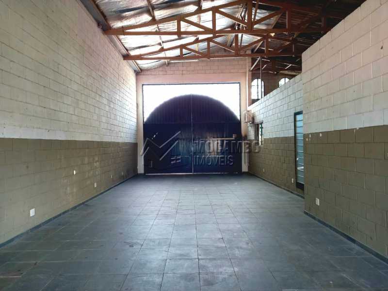 Conheça Pátio coberto do imóvel - Galpão 270m² para alugar Itatiba,SP - R$ 3.200 - FCGA10004 - 25 Pátio coberto - Galpão 270m² para alugar Itatiba,SP - R$ 3.200 - FCGA10004 - 25