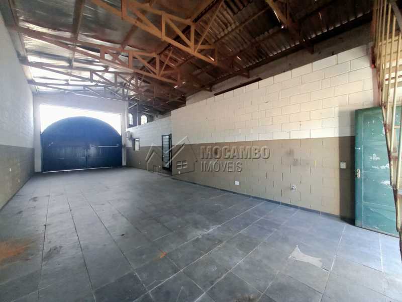 Conheça Pátio coberto do imóvel - Galpão 270m² para alugar Itatiba,SP - R$ 3.200 - FCGA10004 - 26 Pátio coberto - Galpão 270m² para alugar Itatiba,SP - R$ 3.200 - FCGA10004 - 26