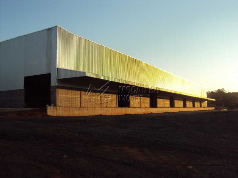Conheça lateral do galpao do imóvel - Galpão Para Alugar - Itatiba - SP - Residencial Moenda - FCGA00075 - 1 lateral do galpao - Galpão Para Alugar - Itatiba - SP - Residencial Moenda - FCGA00075 - 1