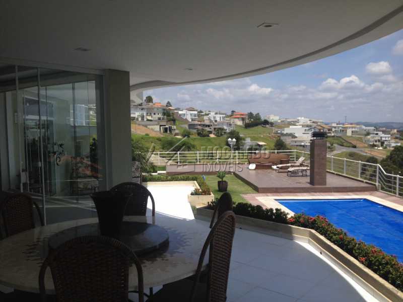 Conheça Living com Vista do imóvel - Casa À Venda no Condomínio Itatiba Country Club - Residencial Fazenda Serrinha - Itatiba - SP - FCCN40064 - 6 Living com Vista - Casa À Venda no Condomínio Itatiba Country Club - Residencial Fazenda Serrinha - Itatiba - SP - FCCN40064 - 6