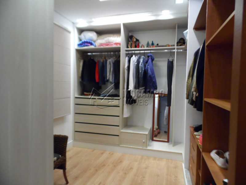 Conheça closet suite do imóvel - Casa Para Venda ou Aluguel no Condomínio Itaembú - Sítio da Moenda - Itatiba - SP - FCCN30239 - 13 closet suite - Casa Para Venda ou Aluguel no Condomínio Itaembú - Sítio da Moenda - Itatiba - SP - FCCN30239 - 13
