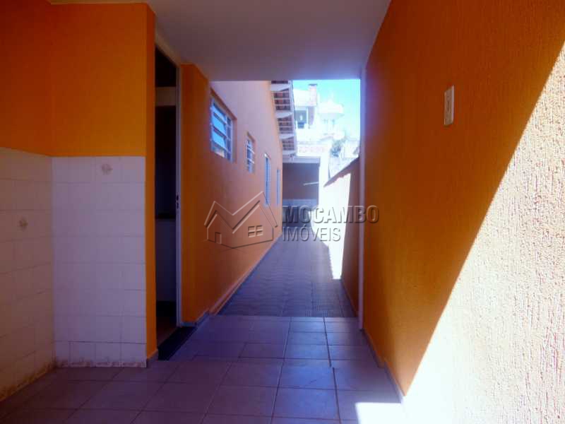 Conheça Corredor lateral do imóvel - Casa À Venda - Itatiba - SP - Bairro do Engenho - FCCA20772 - 8 Corredor lateral - Casa À Venda - Itatiba - SP - Bairro do Engenho - FCCA20772 - 8