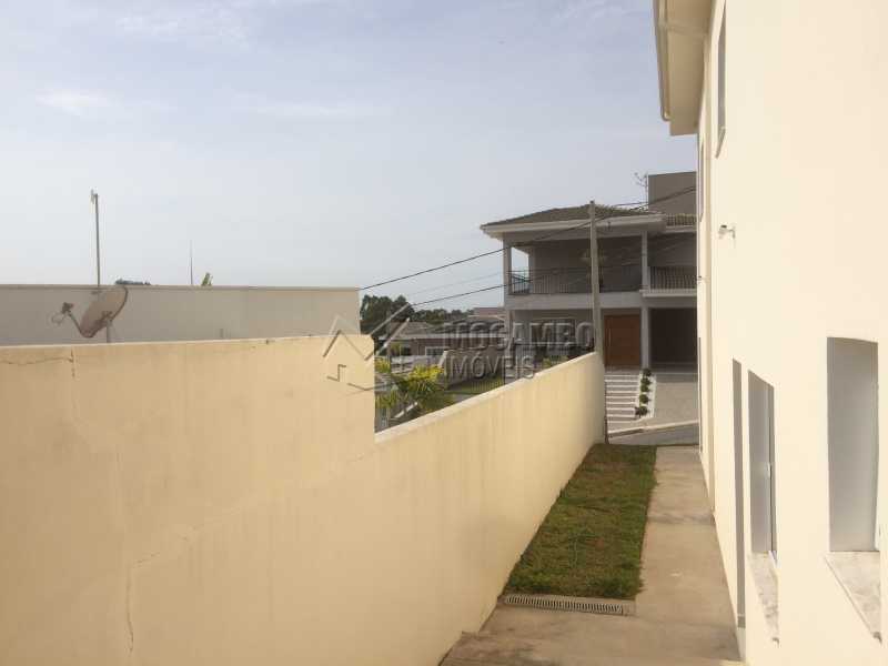 Conheça Corredor lateral do imóvel - Casa em Condomínio 3 quartos à venda Itatiba,SP - R$ 1.200.000 - FCCN30330 - 25 Corredor lateral - Casa em Condomínio 3 quartos à venda Itatiba,SP - R$ 1.200.000 - FCCN30330 - 25