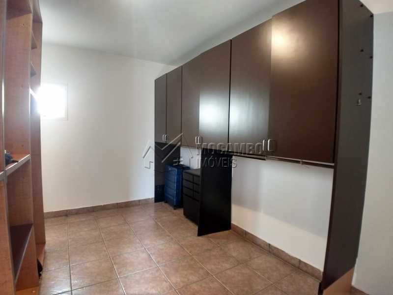 Conheça Closet do imóvel - Casa Para Alugar no Condomínio Itatiba Country Club - Residencial Fazenda Serrinha - Itatiba - SP - FCCN40119 - 14 Closet - Casa Para Alugar no Condomínio Itatiba Country Club - Residencial Fazenda Serrinha - Itatiba - SP - FCCN40119 - 14