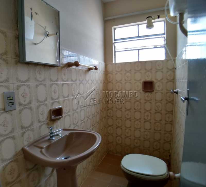 Conheça Banheiro edicula do imóvel - Casa Para Alugar - Itatiba - SP - Centro - FCCA21122 - 16 Banheiro edicula - Casa Para Alugar - Itatiba - SP - Centro - FCCA21122 - 16