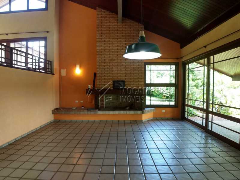 Conheça Sala de Lareira do imóvel - Casa em Condominio Para Alugar - Itatiba - SP - Bairro do Engenho - FCCN50033 - 5 Sala de Lareira - Casa em Condominio Para Alugar - Itatiba - SP - Bairro do Engenho - FCCN50033 - 5