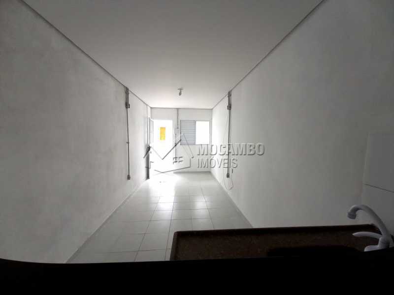Conheça Quarto e Cozinha do imóvel - Casa 1 quarto para alugar Itatiba,SP Centro - R$ 550 - FCCA10291 - 7 Quarto e Cozinha - Casa 1 quarto para alugar Itatiba,SP Centro - R$ 550 - FCCA10291 - 7