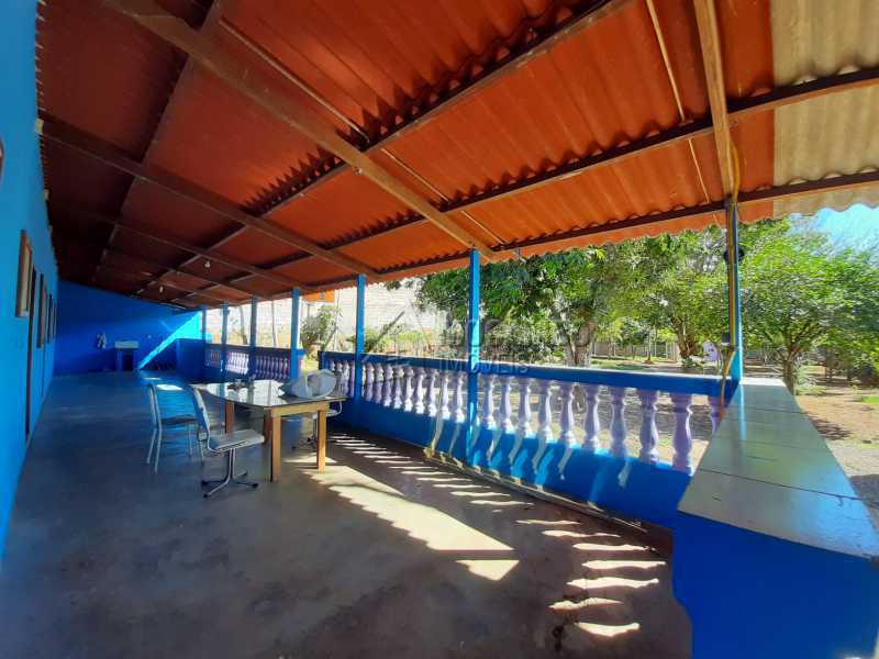 Conheça Varanda do imóvel - Chácara 1171m² à venda Itatiba,SP - R$ 350.000 - FCCH20067 - 5 Varanda - Chácara 1171m² à venda Itatiba,SP - R$ 350.000 - FCCH20067 - 5
