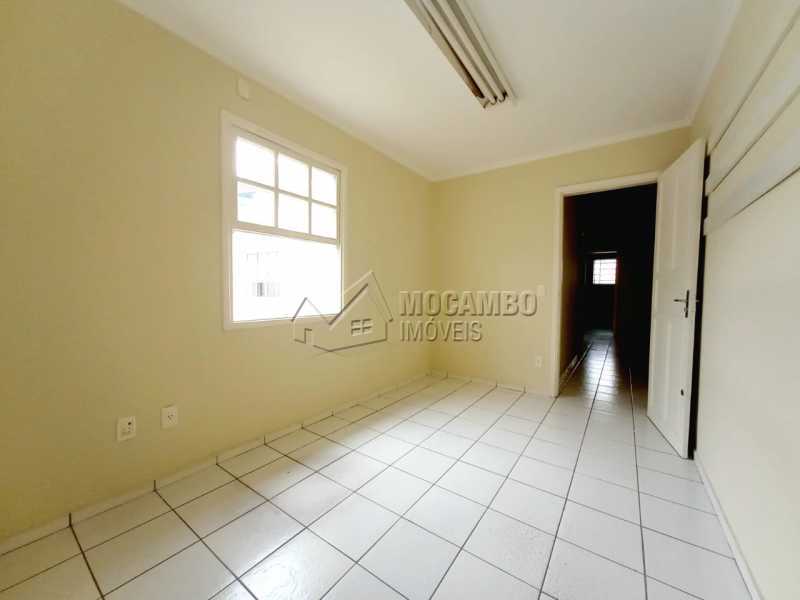 Conheça QUARTO 03 - SUÍTE do imóvel - Casa Comercial para alugar Itatiba,SP Centro - R$ 2.000 - FCCC30018 - 20 QUARTO 03 - SUÍTE - Casa Comercial para alugar Itatiba,SP Centro - R$ 2.000 - FCCC30018 - 20