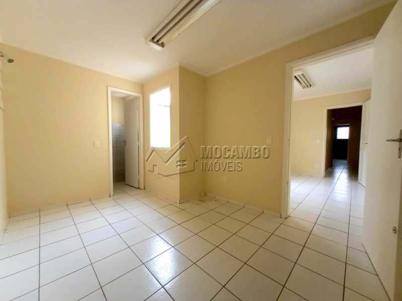 Conheça QUARTO 03 - SUÍTE do imóvel - Casa Comercial para alugar Itatiba,SP Centro - R$ 2.000 - FCCC30018 - 21 QUARTO 03 - SUÍTE - Casa Comercial para alugar Itatiba,SP Centro - R$ 2.000 - FCCC30018 - 21