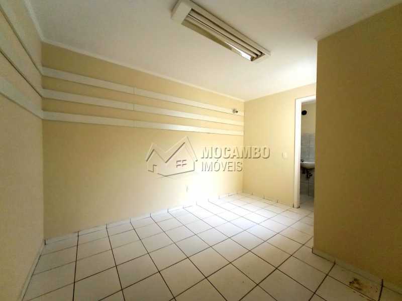 Conheça QUARTO 03 - SUÍTE do imóvel - Casa Comercial para alugar Itatiba,SP Centro - R$ 2.000 - FCCC30018 - 22 QUARTO 03 - SUÍTE - Casa Comercial para alugar Itatiba,SP Centro - R$ 2.000 - FCCC30018 - 22
